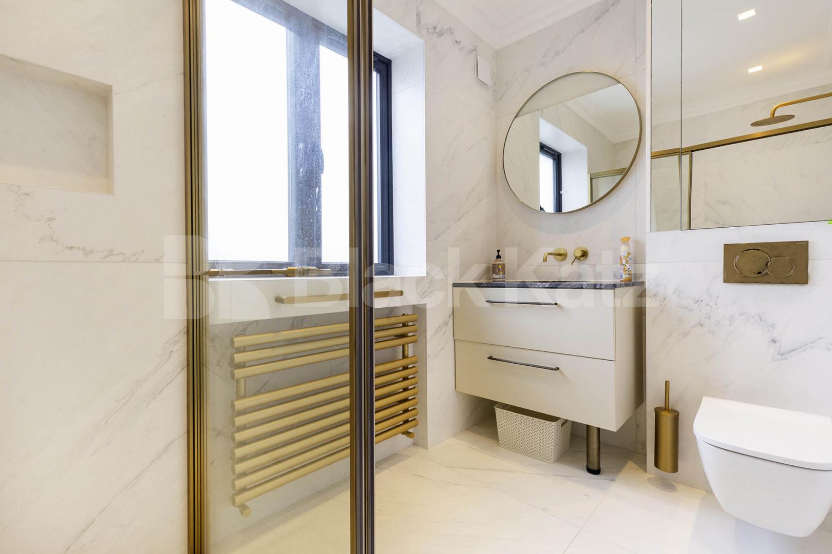 			MINS TO REGENTS PARK & TUBE!, 1 Bedroom, 1 bath, 1 reception Flat			 Parkway, Camden